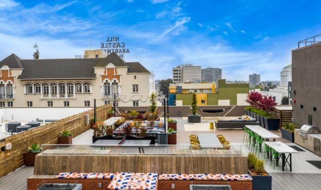 outdoor amenities on rooftop deck